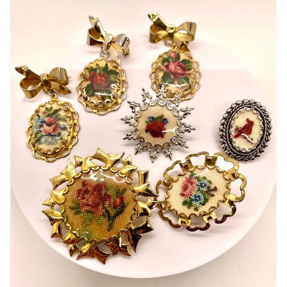 Vintage needlepoint brooches, gathering of 8, floral and bird motifs - Picture 1 of 9